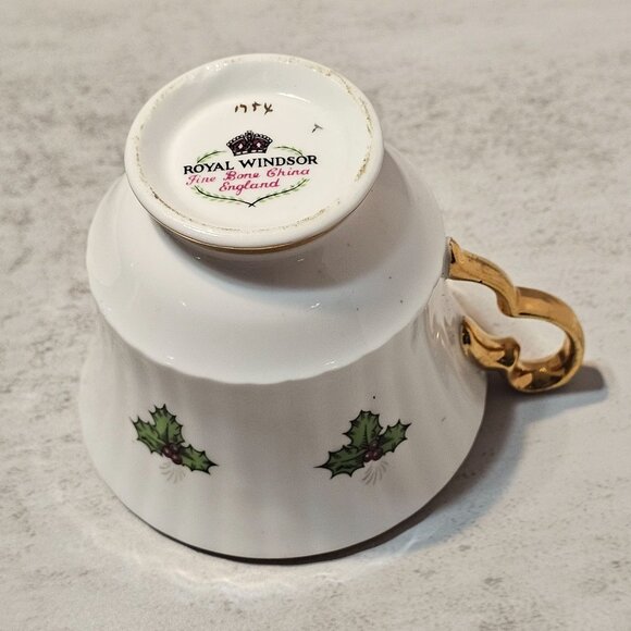 Vintage Poinsettia Teacup Royal Windsor Fine Bone China England - Picture 7 of 8